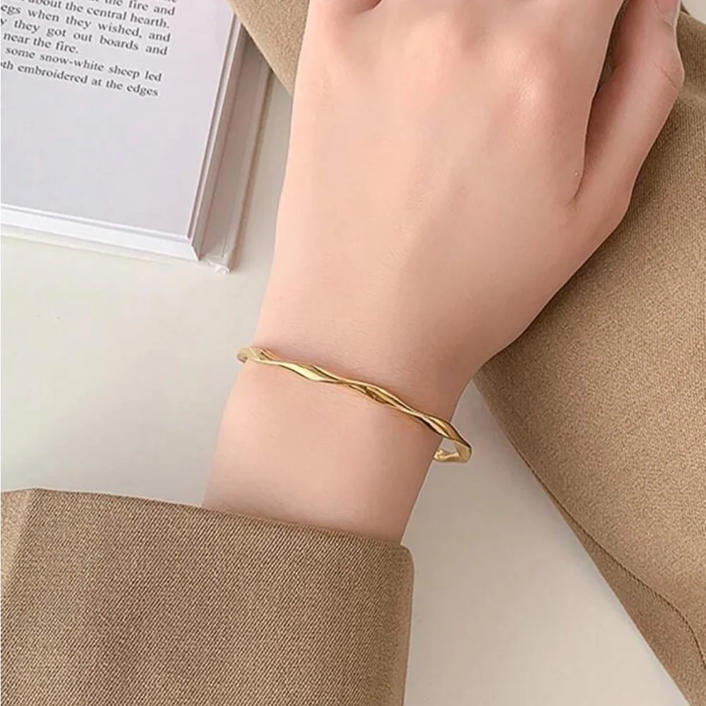 Luxe Romantic Golden Twisted Bracelet - Picture 2 of 4